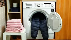Waarom leggen sommige huisvrouwen een handdoek in de wasmachine bij het wassen van een donzen jas?