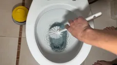 Wat te doen als het toilet verstopt is: hoe je het zelf kunt ontstoppen en een loodgieter kunt voorkomen