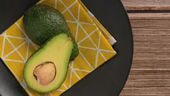 Zo bewaar je gesneden avocado in de koelkast zodat hij niet bruin wordt en tot 3 dagen vers en lekker blijft