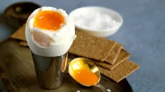 Zachtgekookte eieren bereiden: zo krijg je een perfect vloeibare dooier