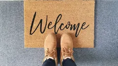 Wat leg je onder de deurmat zodat de vloer droog blijft: een slimme truc