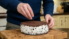 Romige no-bake taart met krokante cacaotopping: ideaal voor drukke dagen