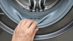 Dit probleem is voor velen herkenbaar, maar niet iedereen weet hoe je ophoping van water in de deurafdichting verhelpt