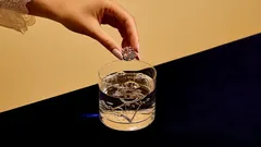 Hoe je zilveren en gouden sieraden schoonmaakt en hun oorspronkelijke glans herstelt zonder ze te beschadigen