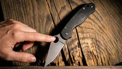 Waarom hebben sommige messen een gat in het lemmet en waar is dat eigenlijk voor bedoeld?