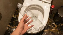 Hoe een gewone fles direct een veelvoorkomend probleem met een traag doorspoelend toilet oplost