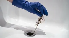 Geen azijn of baking soda: loodgieter deelt de beste manier om de afvoer van je bad te ontstoppen